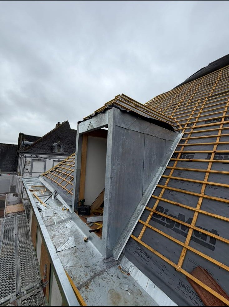 Joue de lucarne protégée par des feuilles de zinc