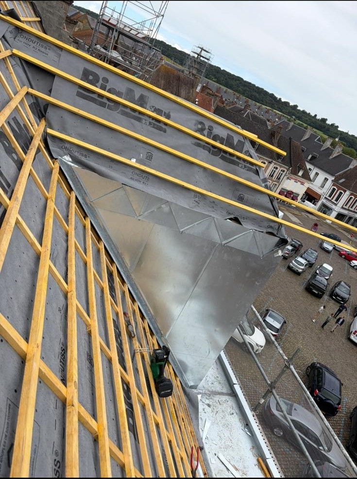 Ouvrage en zinc façonné sur une toiture en hauteur