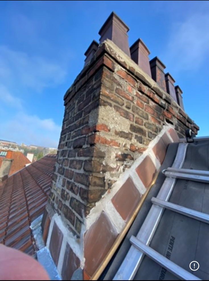 Cheminée en briques dégradée avant rénovation