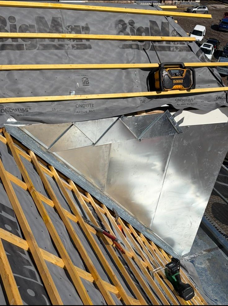Habillage de lucarne réalisé en zinc