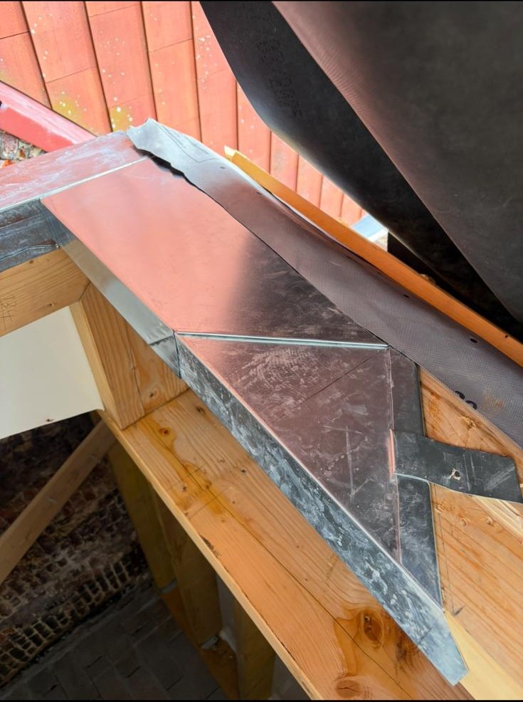 Détail d’un pliage de zinc sur mesure